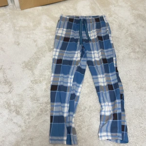 Blårutiga pyjamasbyxor från Kappahl XS - Pyjamas byxor unisex köpt från Kappahl använt cirka 2 gånger så är som ny!