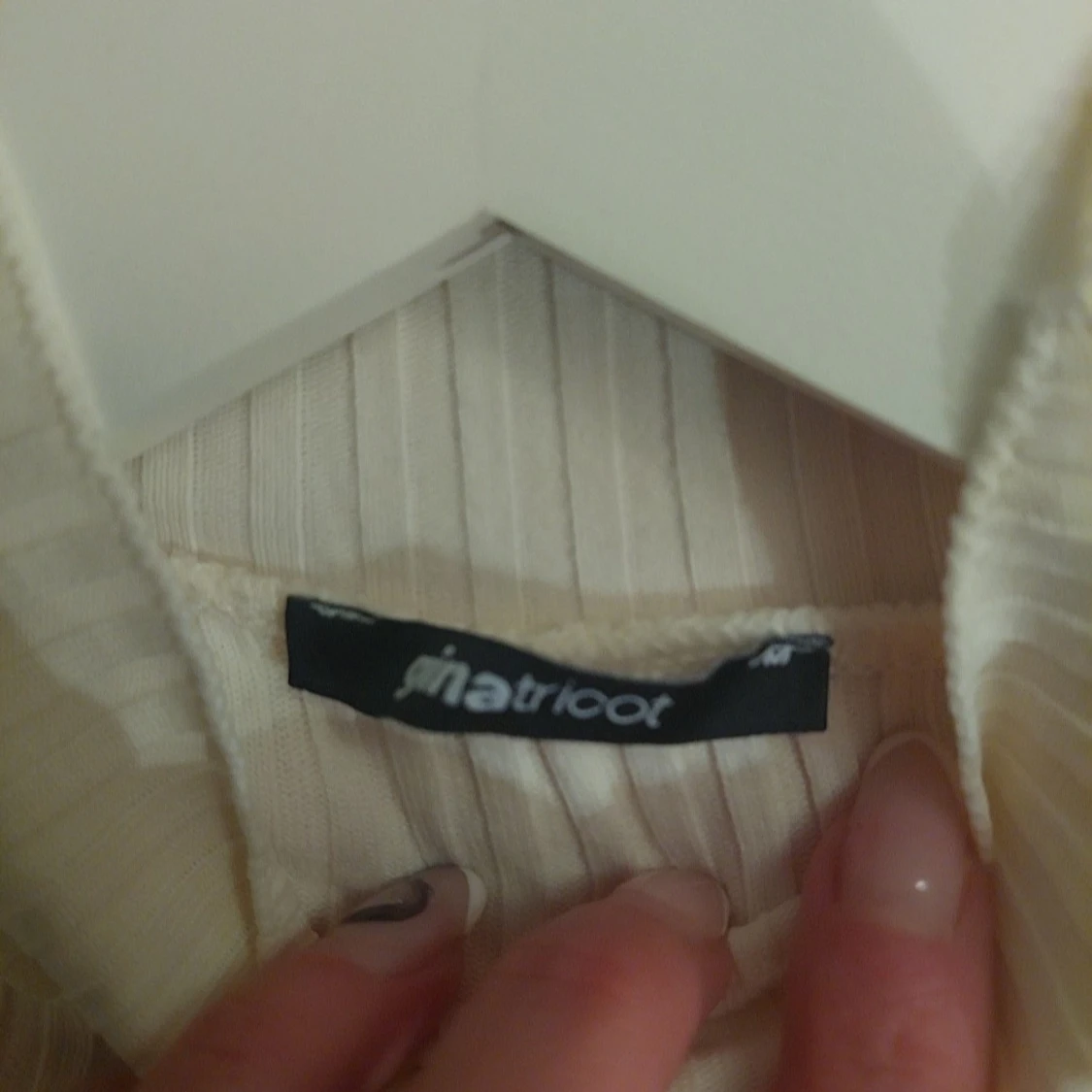 Vit ribbad polotopp från Gina Tricot - 2