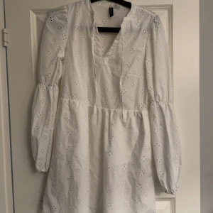 Klänningen  - Oanvänd, normal i storleken.