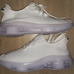 Helt nya vita sneakers stl 40 med superbekväm anti-halk sula och andningsbart material - Helt nya vita sneakers stl 40 med superbekväm anti-halk sula och andningsbart material