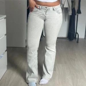 Ljusgrå bootcut jeans i storlek 36 - Low waist storlek 36, sköna och stretchiga
