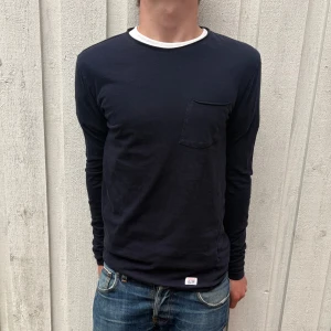 *Vintage Superdry* Långärmad tröja - Säljer nu denna sjukt clean långärmade tishan/tröjan från Superdry!🌤️🍁| Älskar designen på denna!🤠| Storlek M passar även S bra | Hör görna av dig!✌🏻👑