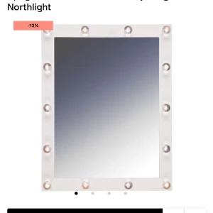 Northlight Sminkspegel med LED-belysning - Elegant sminkspegel med inbyggd LED-belysning runt ramen, perfekt för makeup och styling. Spegeln har 14 ljuspunkter för jämn belysning och modern design. Inga synliga defekter eller slitage, ser ut att vara i mycket gott skick.