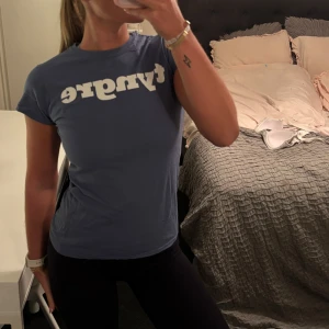 Blå t-shirt från Tyrgre - Snygg blå t-shirt från Tyrgre med vit tryckt logga över bröstet. Modellen är klassisk med rund hals och korta ärmar. Perfekt till träning och skönt mjukt material. Aldrig använt, storlek Small.