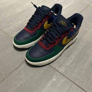 Nike Air Force 1 ’07  - Nike Air Force 1 ’07 LX Obsidian Gorge Green. Säljes i väldigt fint skick, endast sulan som är lite defekt. Storlek: 42,5. Pris kan diskuteras
