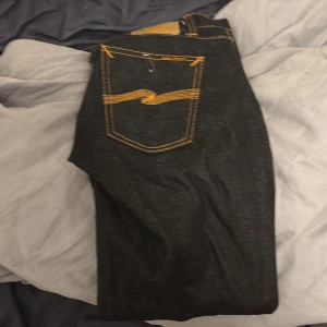 Svarta jeans från Nudie Jeans - Säljer dessa nudie jeans i grim Tim modellen. Eftersom att de är selvedge tar det ett tag för att de ska bli mjuka och ändra färg. Det är w30 och L 30. De är knappt använda och riktig snygga. Nypris 2500kr