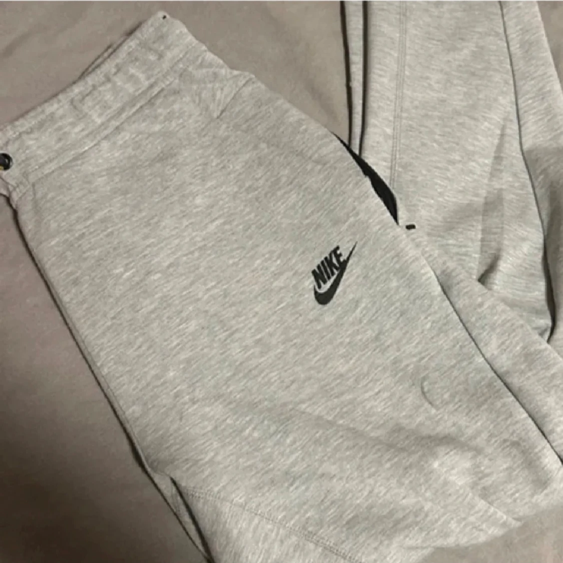 Grå Nike hoodie med svarta detaljer - 4