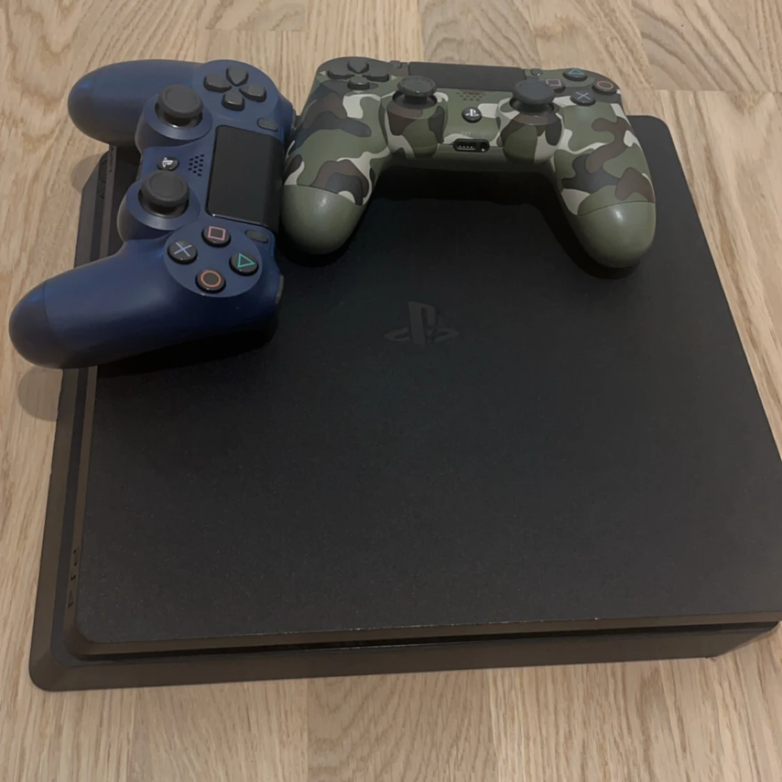 PlayStation 4 Slim med två DualShock 4 kontroller - 1