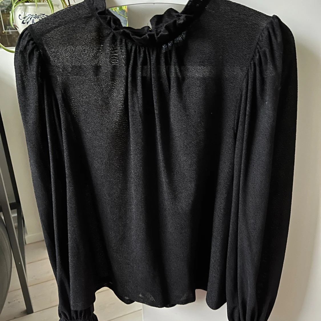 Svart transparent blus med volangkrage