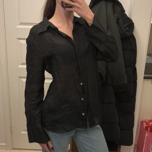 Skjorta - Svart skjorta, lite transparent i tyget. Använd en gång 🥰