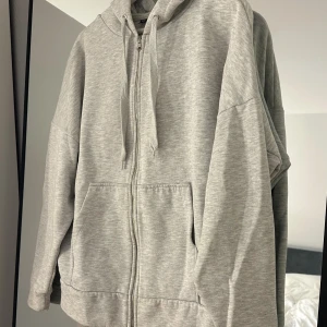 Kofta ASOS - Mysig grå kofta från ASOS. Använd, vilket syns inuti på tyget och pyttelite nopprig på ärmarna, annars i fint skick. 💗