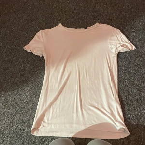 Vit t-shirt från 157, XS - Säljer en enkel och mjuk vit t-shirt från 157 i storlek XS. T-shirten har rund hals och korta ärmar, perfekt för dig som gillar en clean och basic stil. Materialet känns skönt mot huden och passar till många olika outfits.
