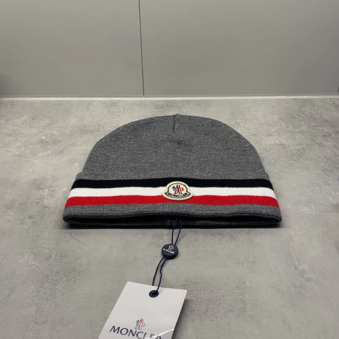 Grå Moncler mössa med ränder - 1