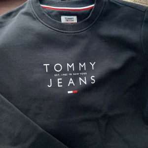 Marin blå sweatshirt från Tommy hilfiger  - Marin blå sweatshirt från Tommy Jeans som är super fin. Storlek M, men passar bättre på S