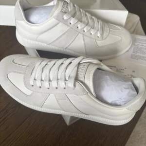 Maison Margiela skor - Hej, vill sälja mina Maison margiela skor som jag inte haft användning av pågrund av att storleken inte direkt passat mig bra, perfekt som en julklapp! Vid en snabb affär kan priset diskuteras