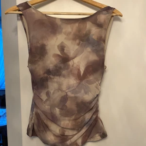 Blommig mesh linnetopp - Såå fin till sommaren med öppen rygg💐🙌 aldrig använd 