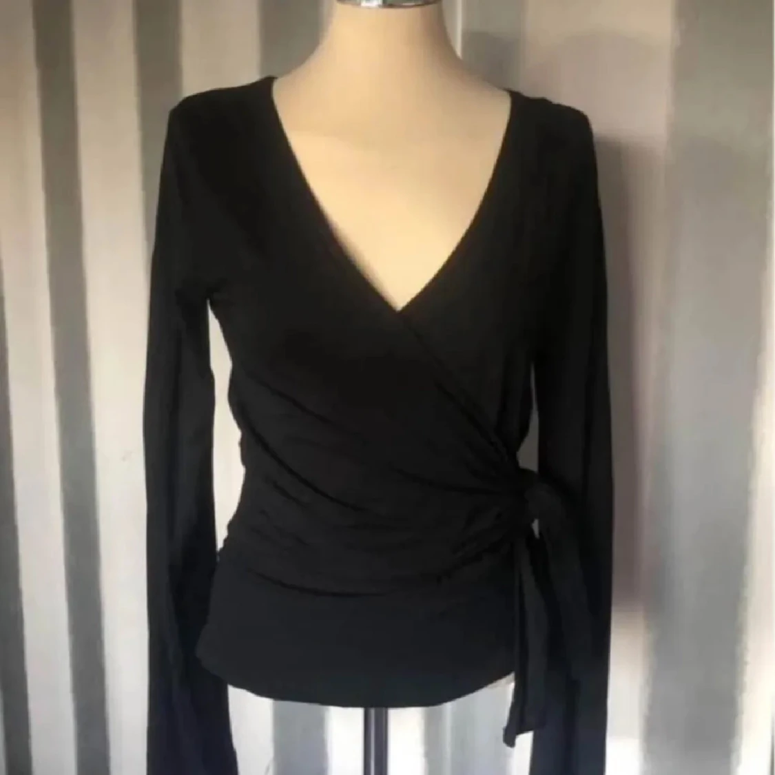 Svart omlottopp med knyt i midjan