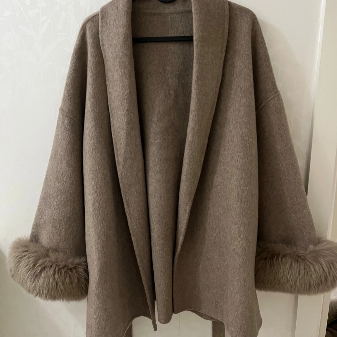 Beige kappa med pälsdetaljer - 2