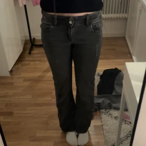 Svarta bootcut jeans från Gina Tricot - Säljer ett par svarta jeans från Gina Tricot i storlek 158. Modellen har bootcut-ben och klassisk femficksdesign. Jeansen är tillverkade i jeansmaterial med lätt tvättad look och raka sömmar.