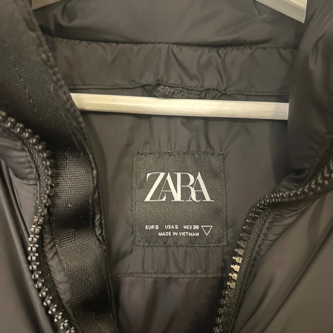 Svart dunväst från Zara, storlek S - 1