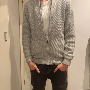 Cardigan från F&F - Den är i storlek xs. Han på bilden är 175 och sitter bra men jah har tröttnat lite. Den är som ny bara att jag inte har något kvitto. Priset är inte hugget i sten. Skriv gärna om ni har frågor. Den är perfekt för detta vädret och denna årstiden, den är fodrad inuti.