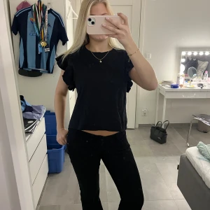 Zara tröja - Superfin tröja från Zara med volang detalj i ärmarna💕