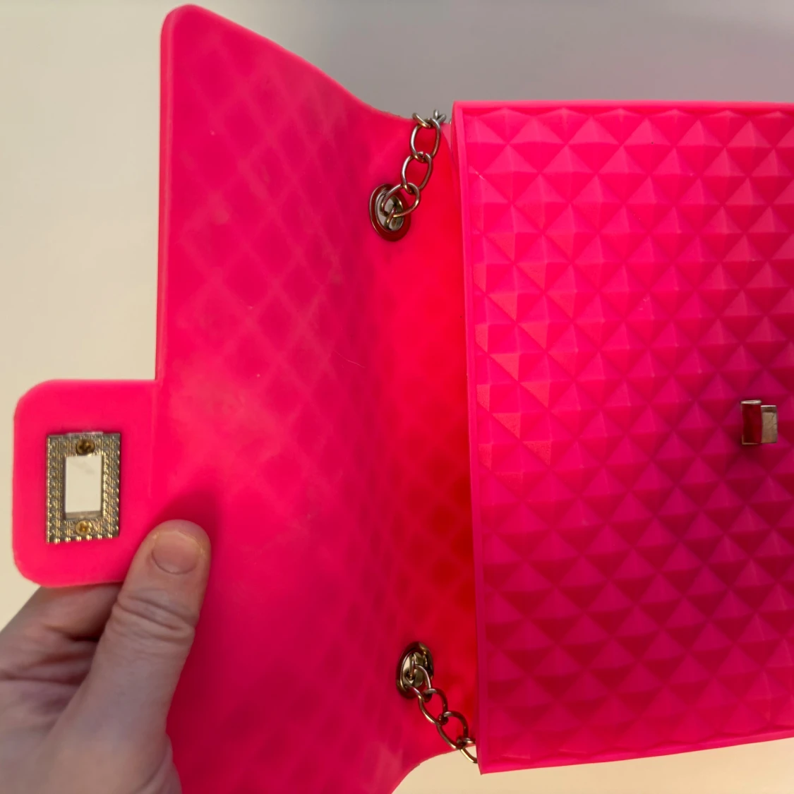 Rosa axelväska med kedja - 1