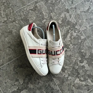 Gucci ”ace” sneakers - Säljer ett par sjukt snygga gucci ace skor | skick: 8,5/10 | storlek: 43 | OG: inget | pris: 1999kr | Frågor? Tveka inte på att kontakta oss