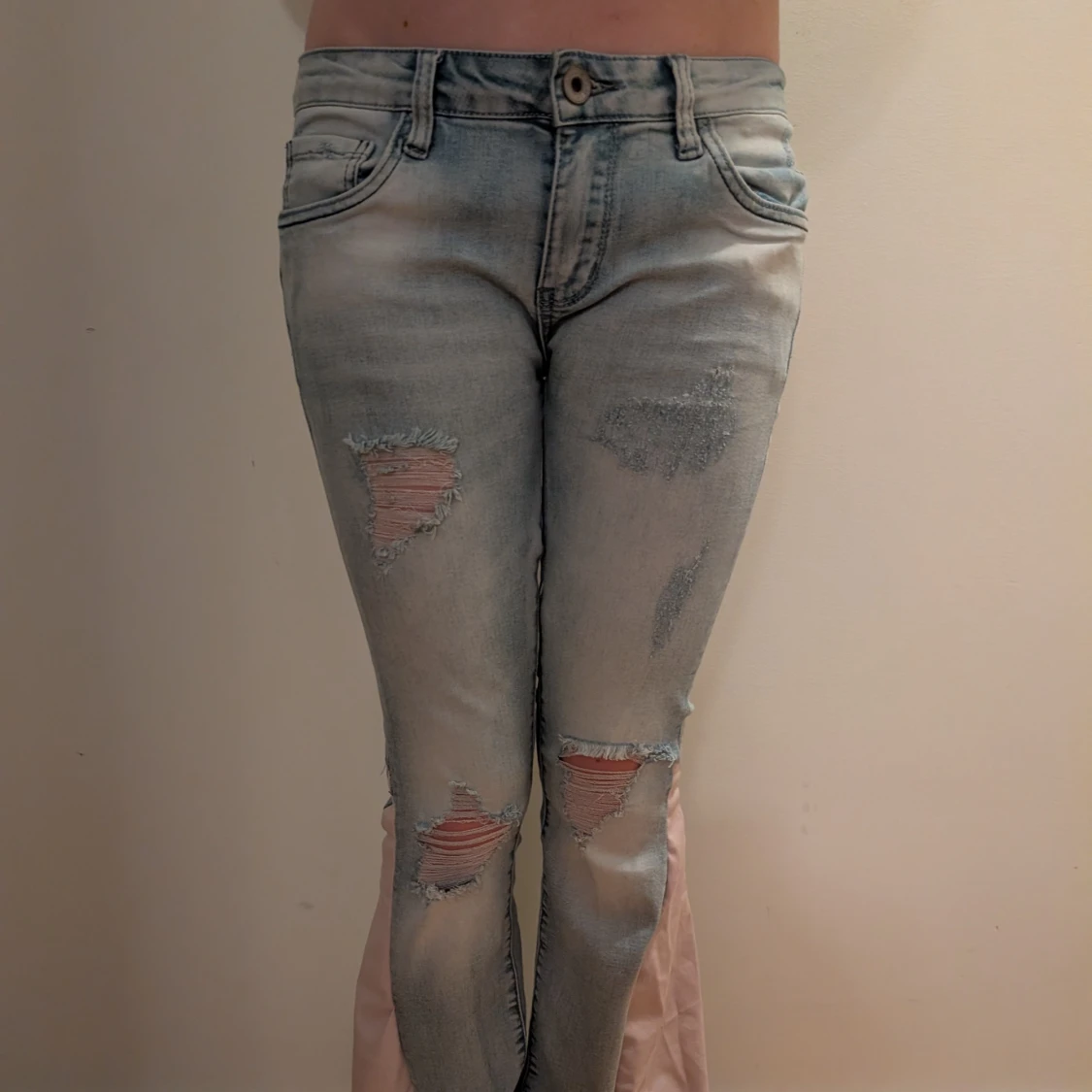 Ljusblå bootcut jeans med slitningar - 8