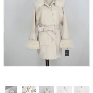 ANGELINA COAT WHITE - Femenina  - Säljer min Angelina coat från Femenina, med äkta rävspels.                                                                 Ordinarie pris: 3899kr, Mitt pris: 2800kr (priset kan diskuteras vid snabb affär)