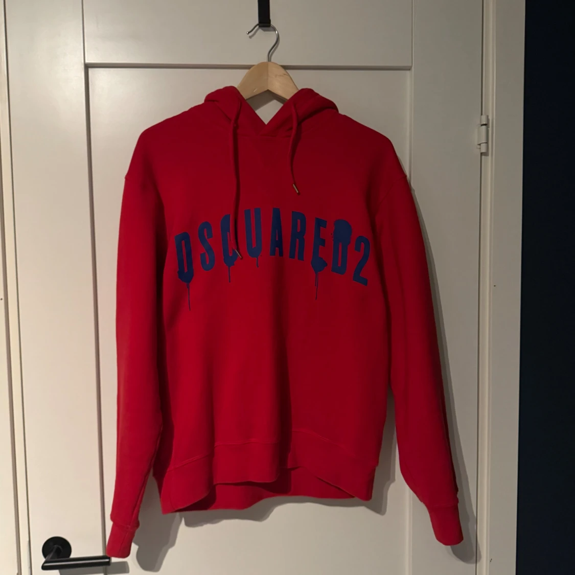 Röd DSQUARED2 hoodie med blått tryck