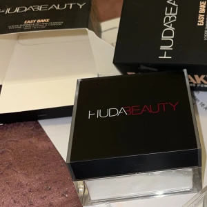 Huda Beauty Easy Bake Setting Powder - Helt ny, aldrig använd och inte öppnad.