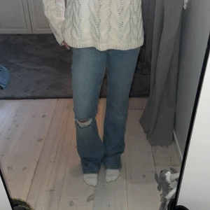 Blå bootcut jeans med hål på knät - Jeans köpta på Gina tricot, mellanhögmidja, säljer då de ej kommer till användning💗💗