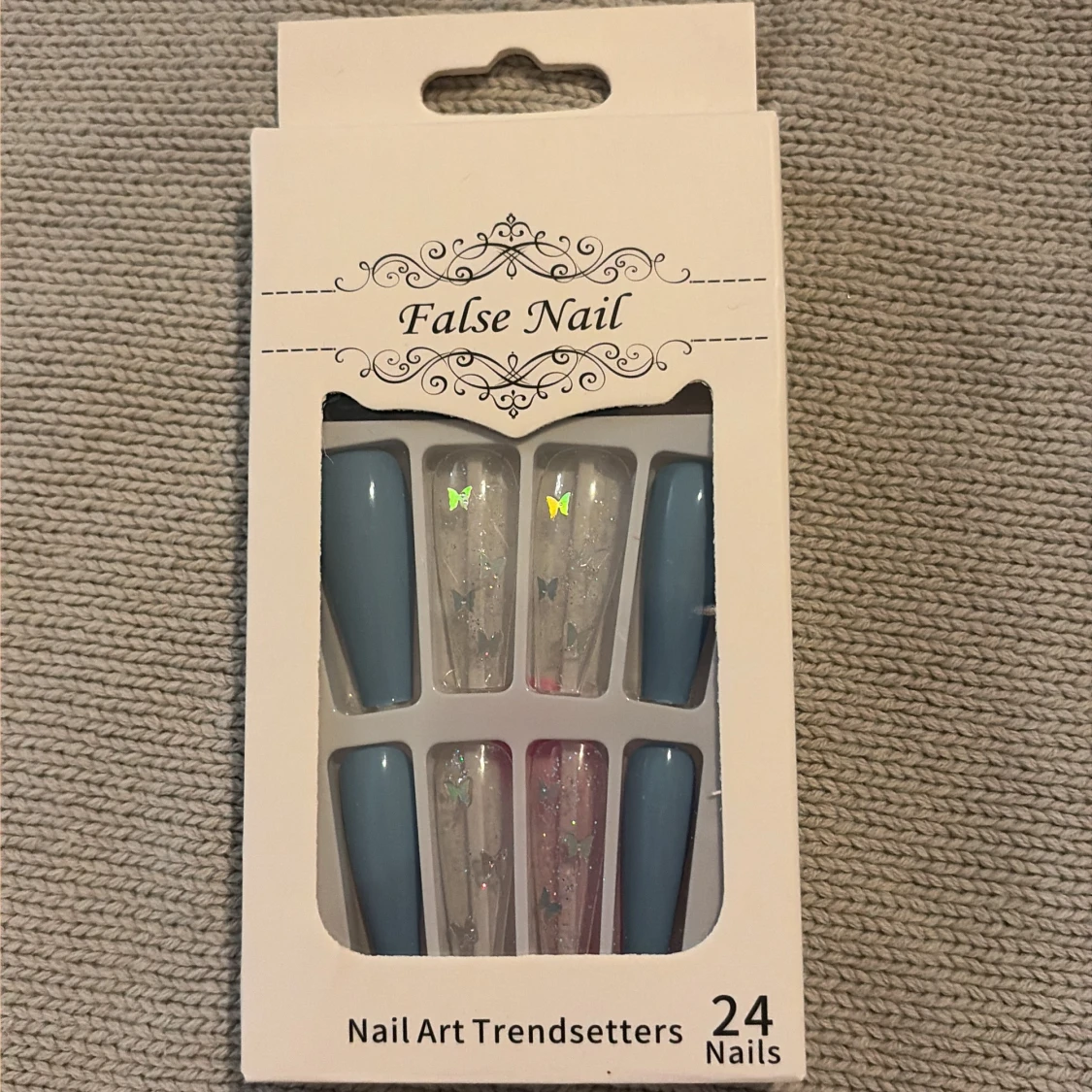 Lösnaglar naglar med blått och glitter