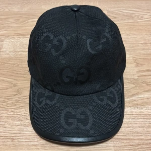 Svart keps - Jumbo-stil  - Säljer en snygg svart keps i Jumbo-stil. Helt ny keps och jättebra kvalitet. Perfekt som vardagskeps eller stilfull accessoar till olika outfits. Hör av er vid frågor eller vid intresse!  