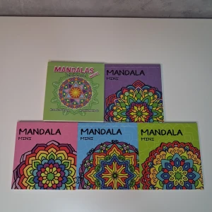 Mandala Mini 5st målarböcker  - Säljer detta set med 5st nya målarböcker med mandalamönster att färglägga. Perfekt för dig som vill koppla av, släppa loss fantasin och skapa färgsprakande konstverk. Liten och smidig att ta med – idealisk för ungdomar och unga vuxna som gillar pyssel och kreativitet. Nypris på en är 19krst. Innehåller svårare och lättare motiv att färglägga.