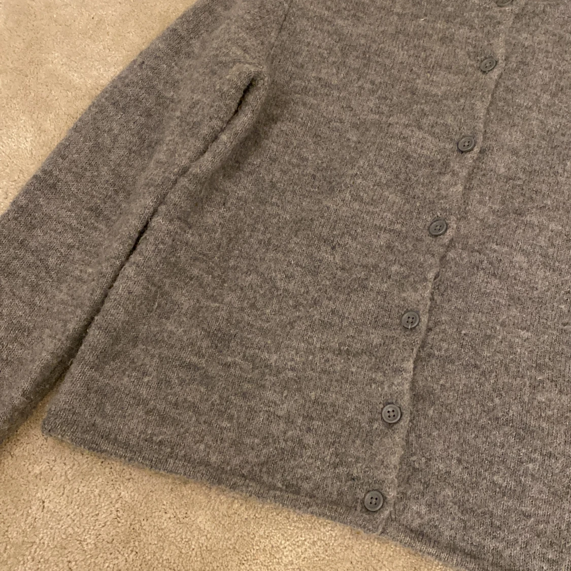 Grå stickad kofta från Gina Tricot - 1