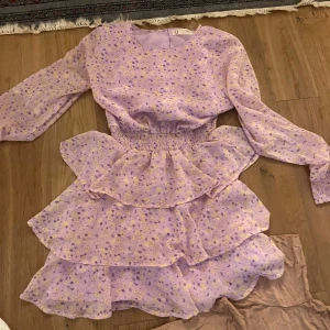 Lila blommig klänning från kappahl - Lila blommig klänning från kappahl barnklänning! Fint skick