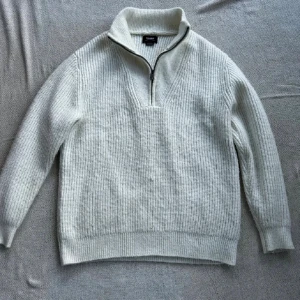 Vit stickad half zip-tröja  - Säljer en ribbstickad vit half zip