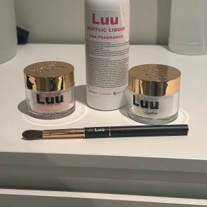 Luu akrylset med borste - Säljer ett Luu akrylset för naglar, två burkar akrylpulver med akryl pensel. Samt en akrylvätska. Nästan helt oanvända 