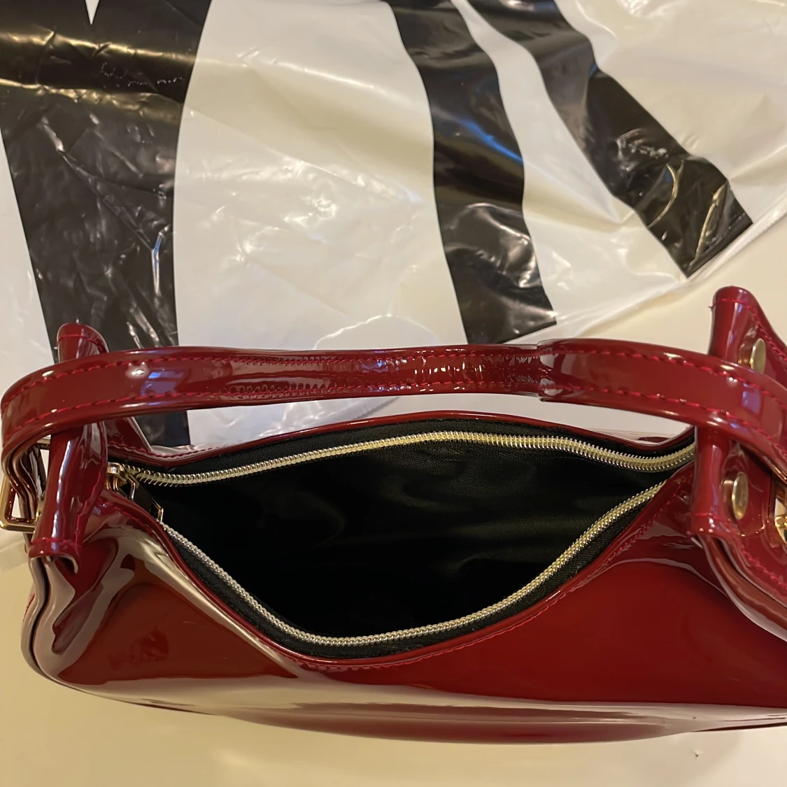 Röd axelväska i blankt syntet - 3