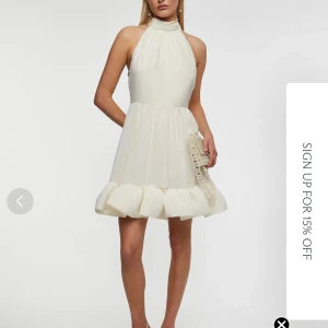 SÖKER  - Söker denna i s/m. Vill inte betala för mycket. Söker studentklänningar så skicka gärna om ni ha någon annna fin 