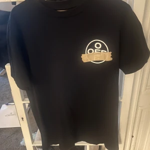 Svart Off-White t-shirt - Säljer en svart t-shirt från Off-White med ikoniskt tryck  i beige på både bröstet och ryggen. Rund hals och korta ärmar, tillverkad i mjuk bomull. Perfekt för dig som gillar streetwear och vill sticka ut med en unik design. Tröjan är också i väldigt bra skick. Tröjan är köpt i Off Whites egna butik. Möts upp i Stockholm centralt  eller fraktas beroende på vad som är enklast för dig.