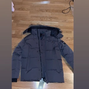 Grå black lebel Canada Goose jacka - Grå black lebel Canada Goose jacka, helt ny storlek M men passar S också. Passa på innan den blir såld!