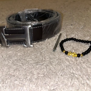 Mörkbrunt H Bälte  - Säljer mitt Herrmes bälte mörkbrun/svart Helt nytt 115cm. Armband ingår. Hör av er vid frågor och funderingar 