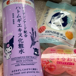 Hatomugi Skin Lotion med Niacinamide och japanska trending skincare - Lila flaska med Hatomugi-extrakt och niacinamide för fräsch och glowig hud. Söt Kuromi-figur på förpackningen. Passar dig som vill ha återfuktande och lugnande toner i din hudvårdsrutin. Mild och parfymfri formula.Med rice mask och pelican butt soap