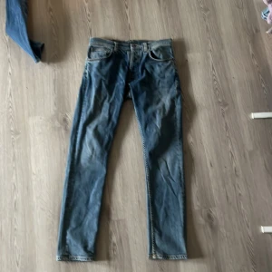 Nudie jeans - Snygga blå jeans från nudie med klassisk femficksdesign och slim fit. Jeansen har normal passform och är tillverkade i slitstarkt denimtyg. Perfekt för dig som gillar en tidlös och enkel stil.