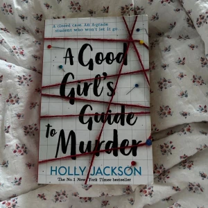 A Good Girl's Guide to Murder - En spännande thriller om Pippa som gräver i ett gammalt mordfall för sitt skolprojekt. Perfekt för dig som gillar mysterier, hemligheter och oväntade vändningar. En modern deckare som håller dig på helspänn från första till sista sidan!