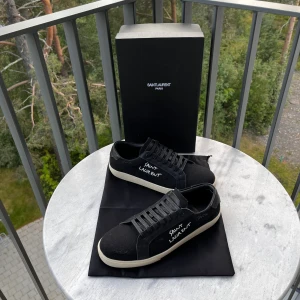 Svarta Saint Laurent sneakers - Säljer ett par svarta Saint Laurent skor🙌🏻| Storlek 42 | Skick 10/10🔥| Allt og medföljer | Skriv vid minsta fundering 💭 