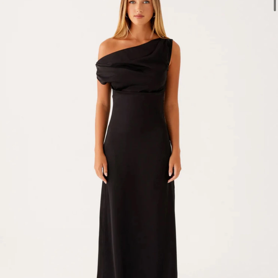 Svart satin långklänning peppermayo 